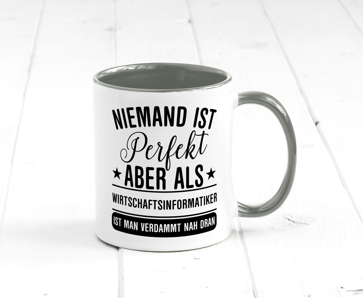 Verdammt nah dran: Wirtschaftsinformatiker | Informatik Humor Geschenkidee Tasse