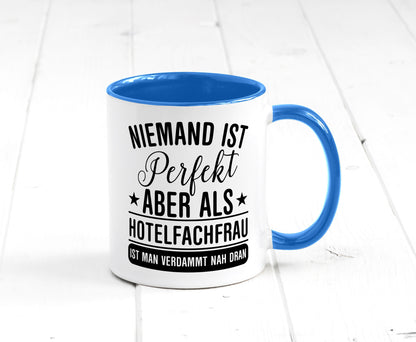 Verdammt nah dran: Hotelfachfrau | Hotel Humor Geschenkidee Tasse