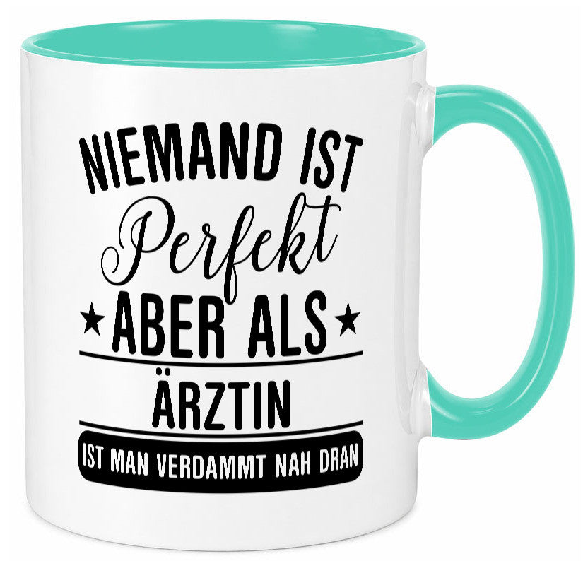 Verdammt nah dran: Ã„rztin | Medizin Doktorin Fachärztin Geschenkidee Humor Tasse