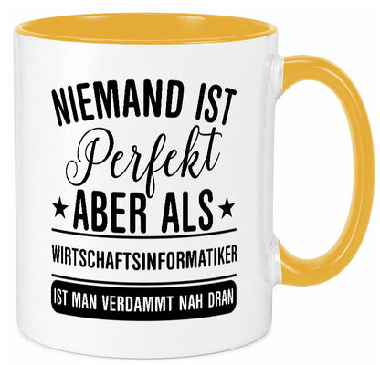Verdammt nah dran: Wirtschaftsinformatiker | Informatik Humor Geschenkidee Tasse