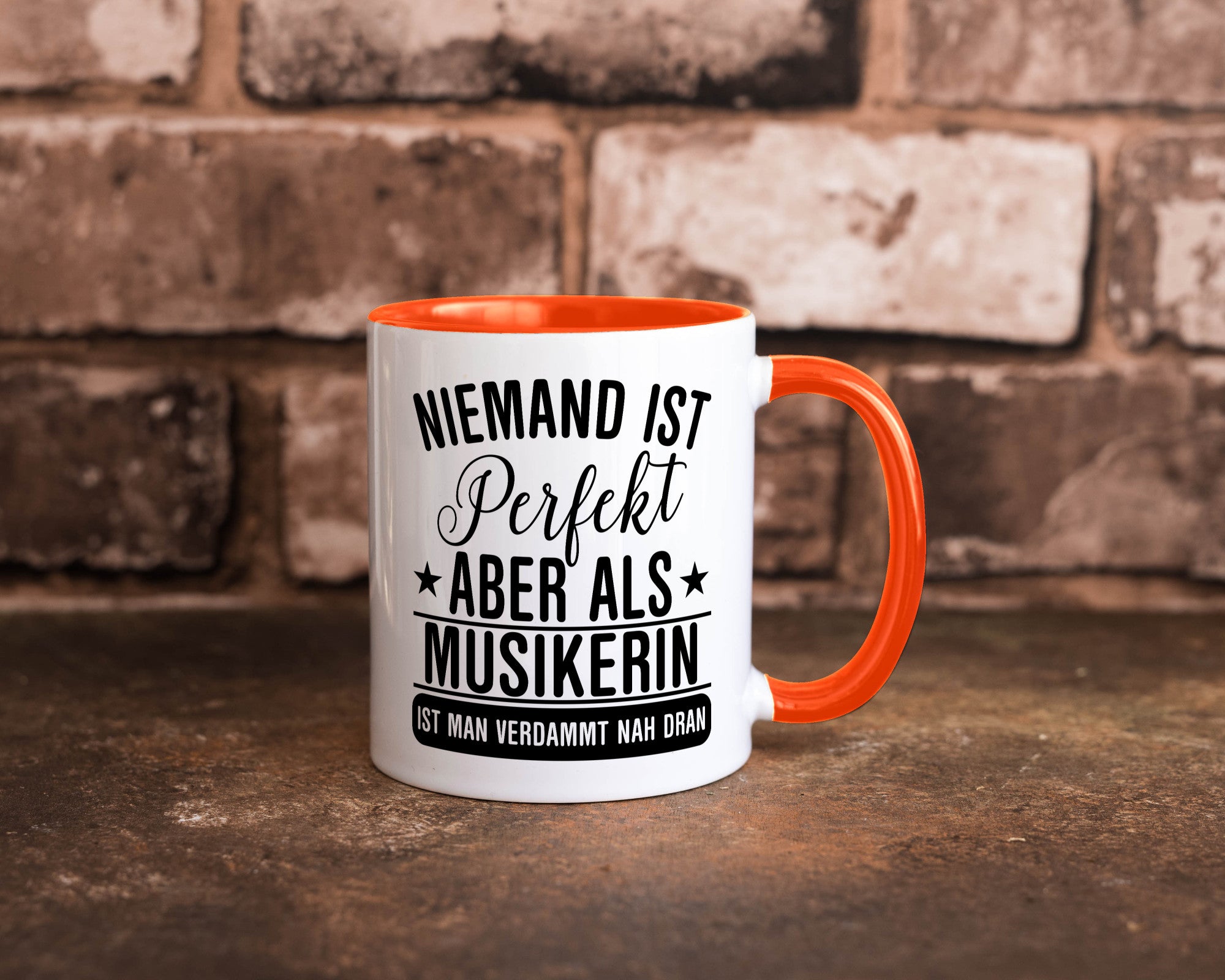 Verdammt nah dran: Musikerin | Musik Musikantin Geschenkidee Humor Tasse