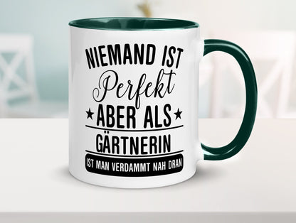 Verdammt nah dran: Gärtnerin | Gartenbau lustig Humor Geschenkidee Geschenk