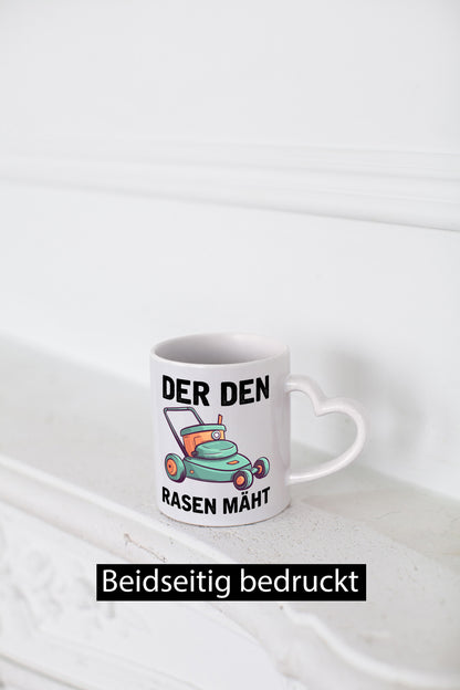 Der den Rasen Mäht | Rasenmäher Geschenkidee Humor Tasse