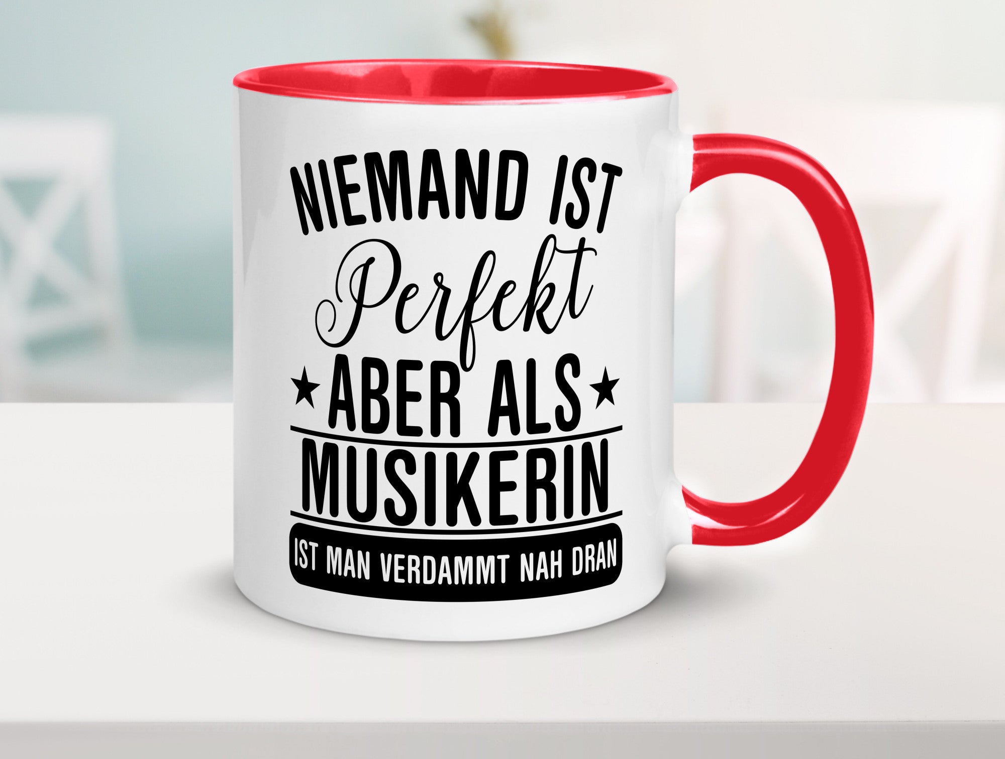 Verdammt nah dran: Musikerin | Musik Musikantin Geschenkidee Humor Tasse