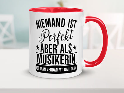 Verdammt nah dran: Musikerin | Musik Musikantin Geschenkidee Humor Tasse