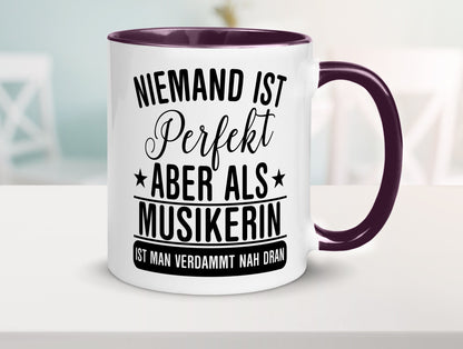 Verdammt nah dran: Musikerin | Musik Musikantin Geschenkidee Humor Tasse