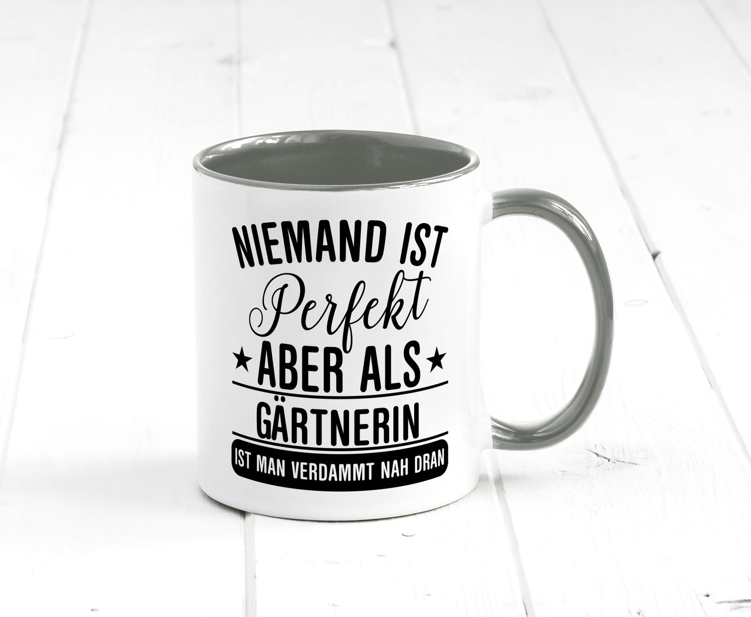 Verdammt nah dran: Gärtnerin | Gartenbau lustig Humor Geschenkidee Geschenk