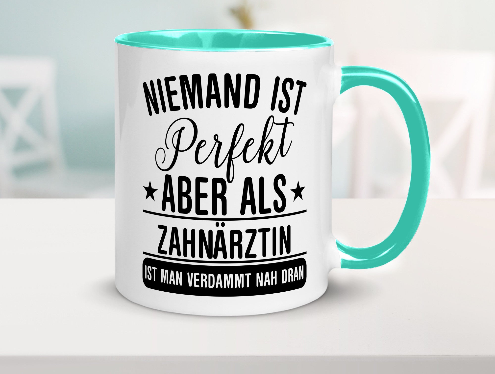 Verdammt nah dran: Zahnärztin | Zahnmedizin Beruf lustig Arbeit Kollegen Büro