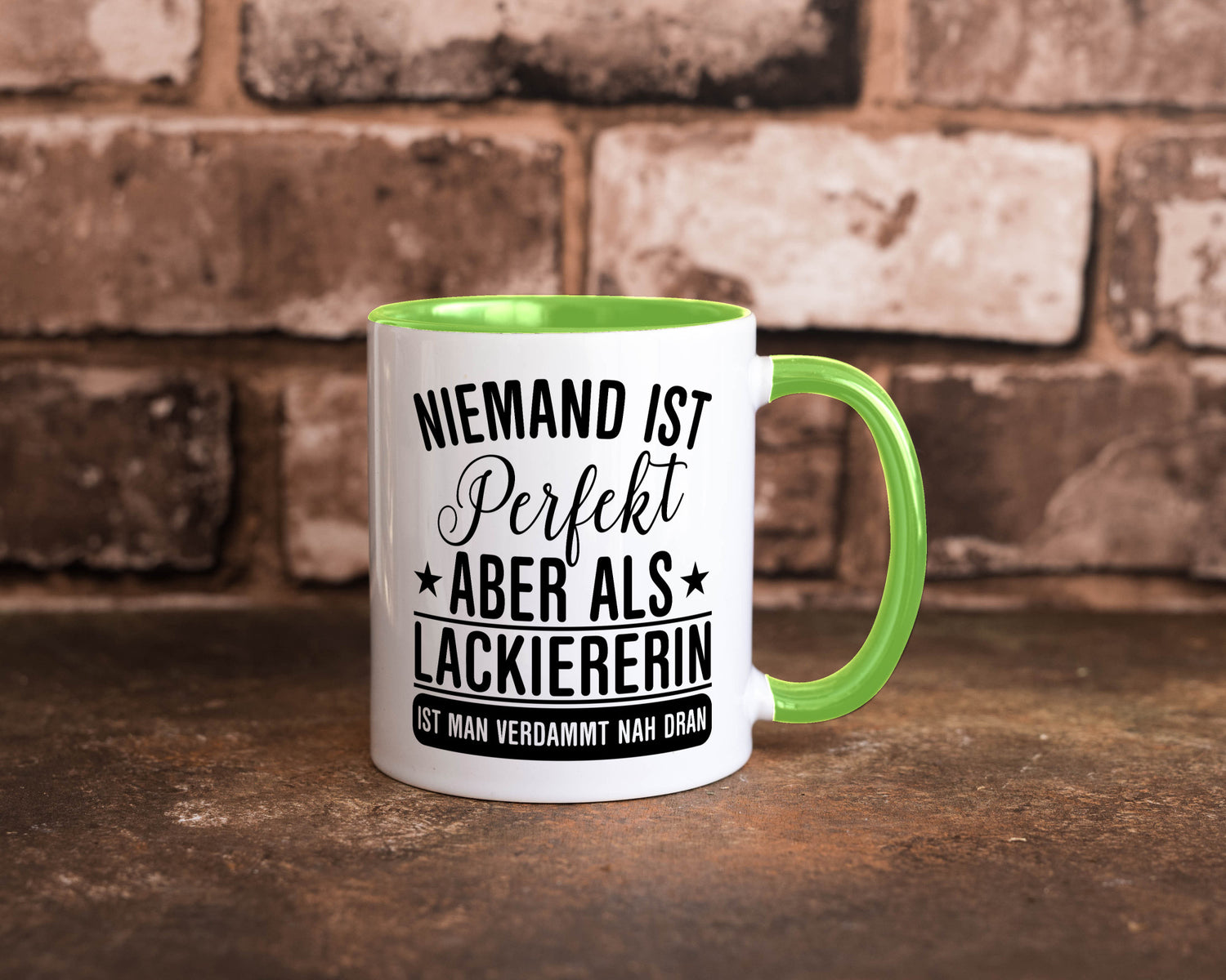 Verdammt nah dran: Lackiererin | lackieren lustiger Spruch Geschenk Humor
