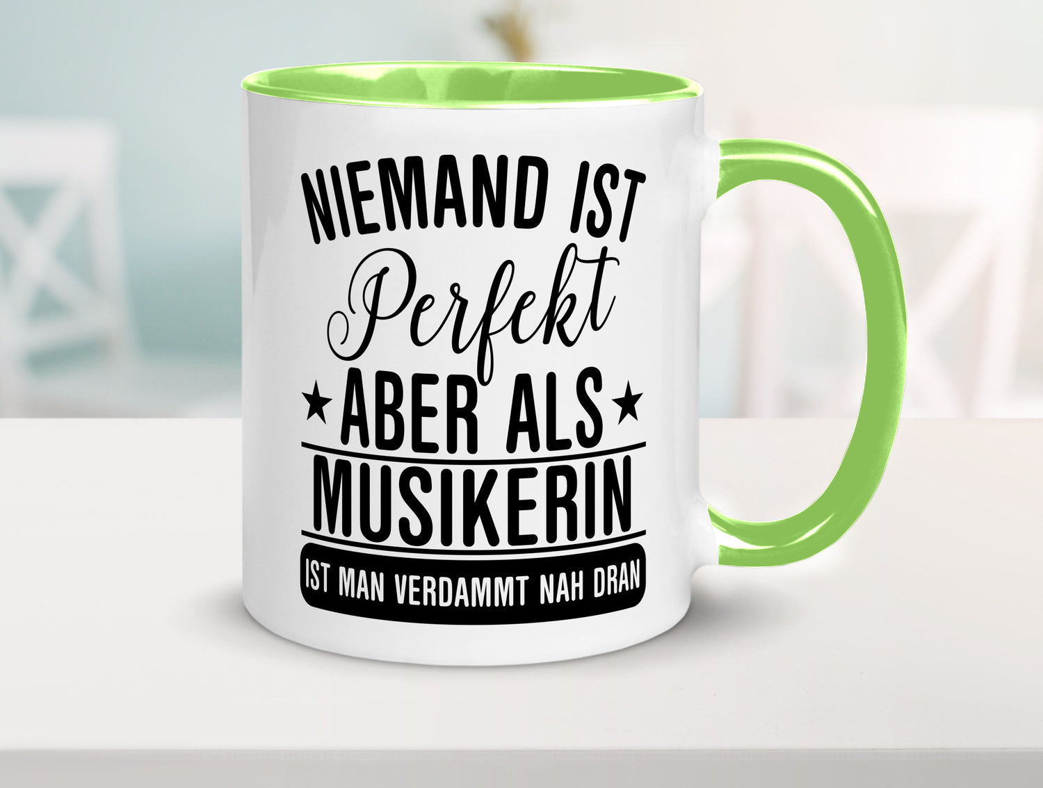 Verdammt nah dran: Musikerin | Musik Musikantin Geschenkidee Humor Tasse