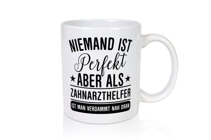 Verdammt nah dran: Zahnarzthelfer | Zahnmedizin Geschenkidee Humor Tasse