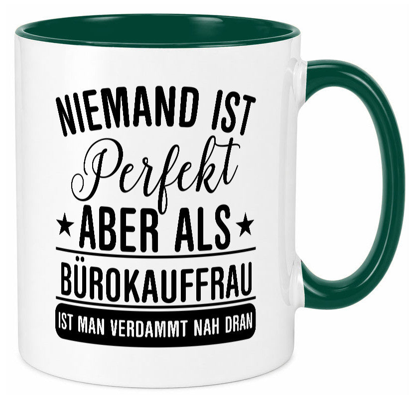Verdammt nah dran: Bürokauffrau | Kauffrau lustiger Spruch Geschenk Arbeit