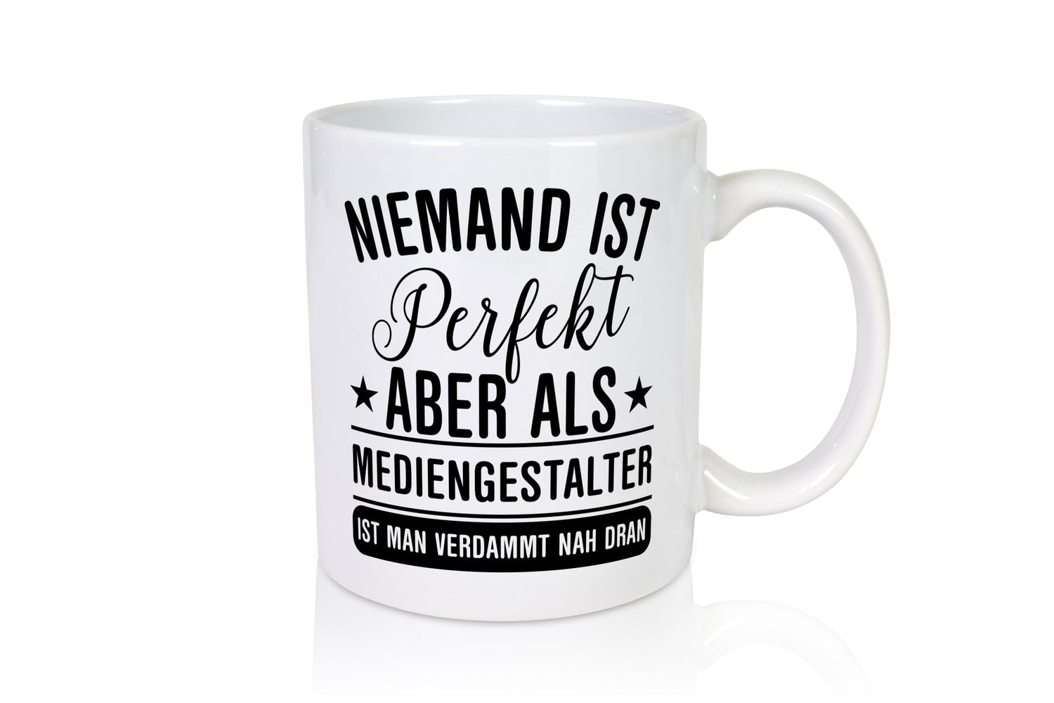 Verdammt nah dran: Mediengestalter | Medien Humor Geschenkidee Tasse