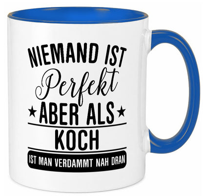 Verdammt nah dran: Koch | Chefkoch Humor Arbeit Kollegen Büro Geschenkidee Tasse