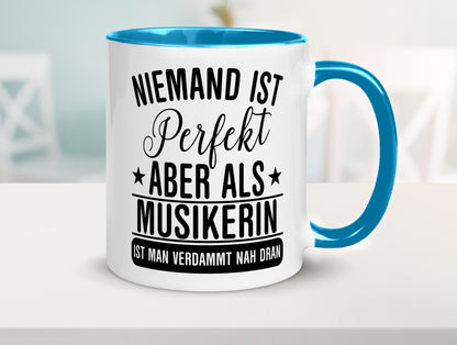Verdammt nah dran: Musikerin | Musik Musikantin Geschenkidee Humor Tasse