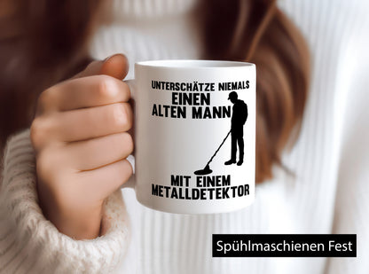 Unterschätze keinen Mann mit Metalldetektor | Geschenkidee Humor Tasse