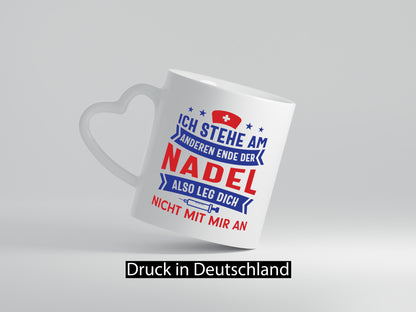 Ich stehe am anderen Ende der Nadel | Spritze Kreuz Humor Geschenkidee Tasse