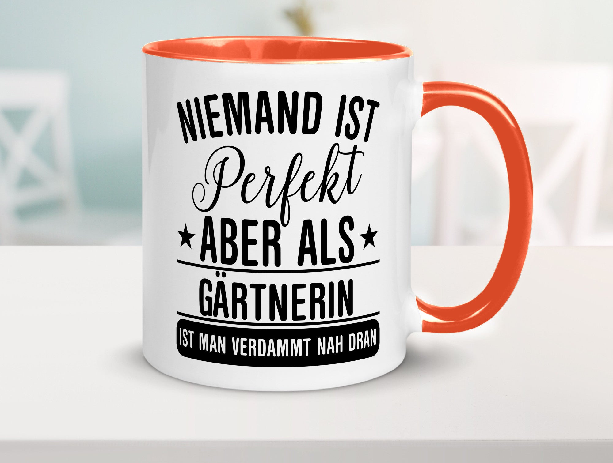 Verdammt nah dran: Gärtnerin | Gartenbau lustig Humor Geschenkidee Geschenk