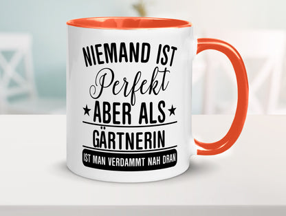 Verdammt nah dran: Gärtnerin | Gartenbau lustig Humor Geschenkidee Geschenk