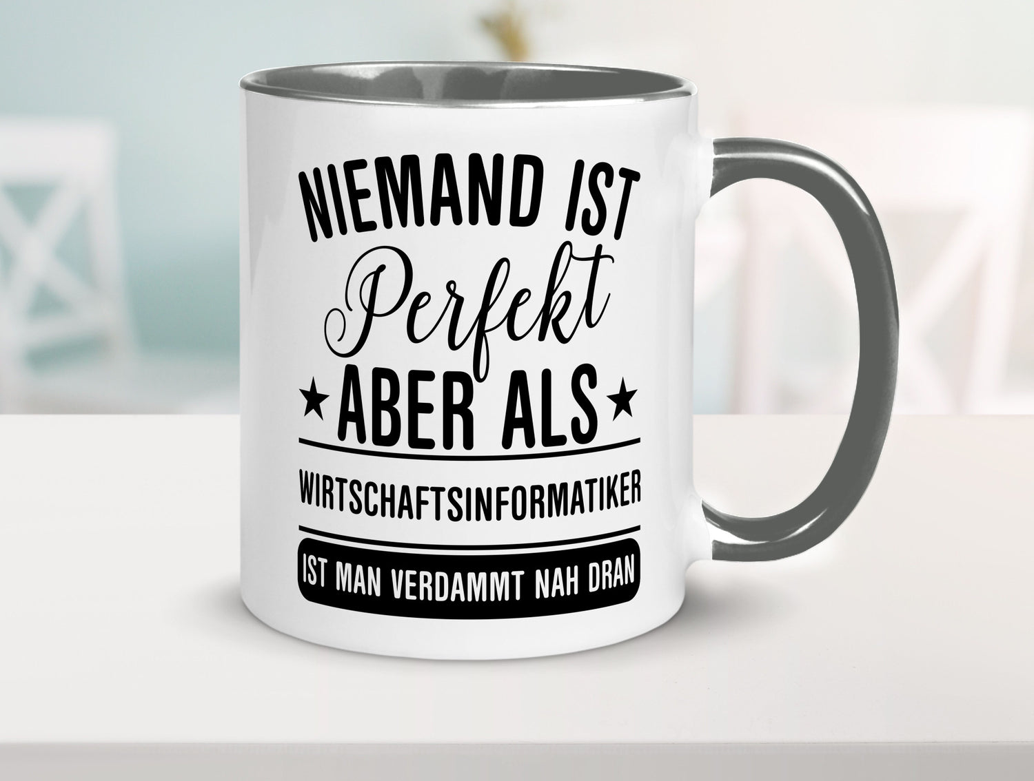 Verdammt nah dran: Wirtschaftsinformatiker | Informatik Humor Geschenkidee Tasse