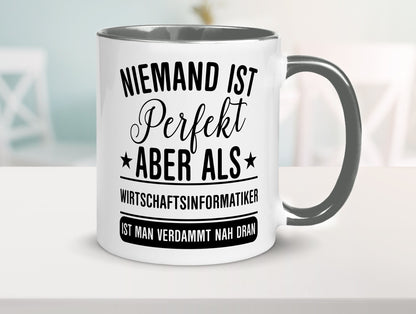 Verdammt nah dran: Wirtschaftsinformatiker | Informatik Humor Geschenkidee Tasse