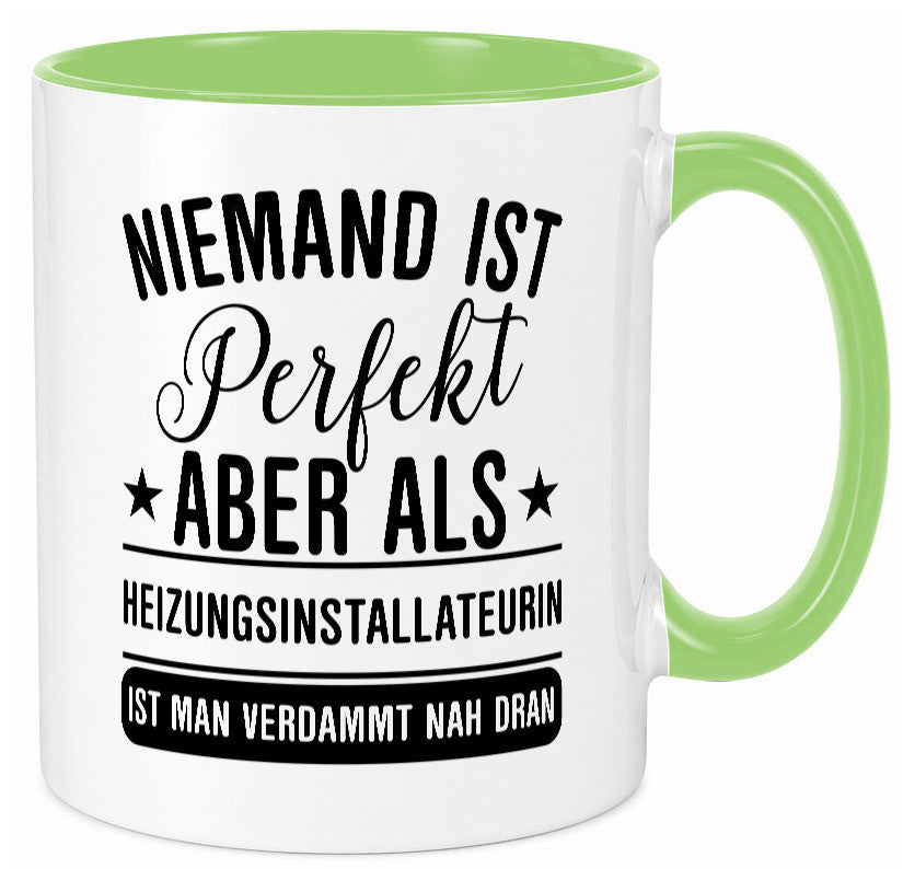 Verdammt nah dran: Heizungsinstallateurin | Heizung lustig Humor Geschenkidee Tasse