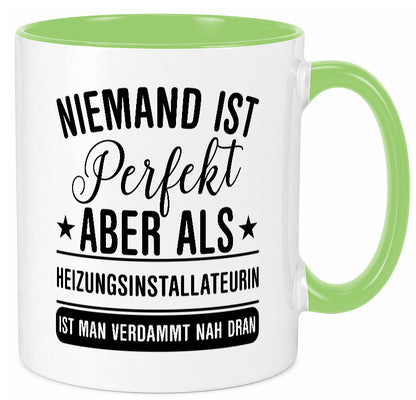 Verdammt nah dran: Heizungsinstallateurin | Heizung lustig Humor Geschenkidee Tasse