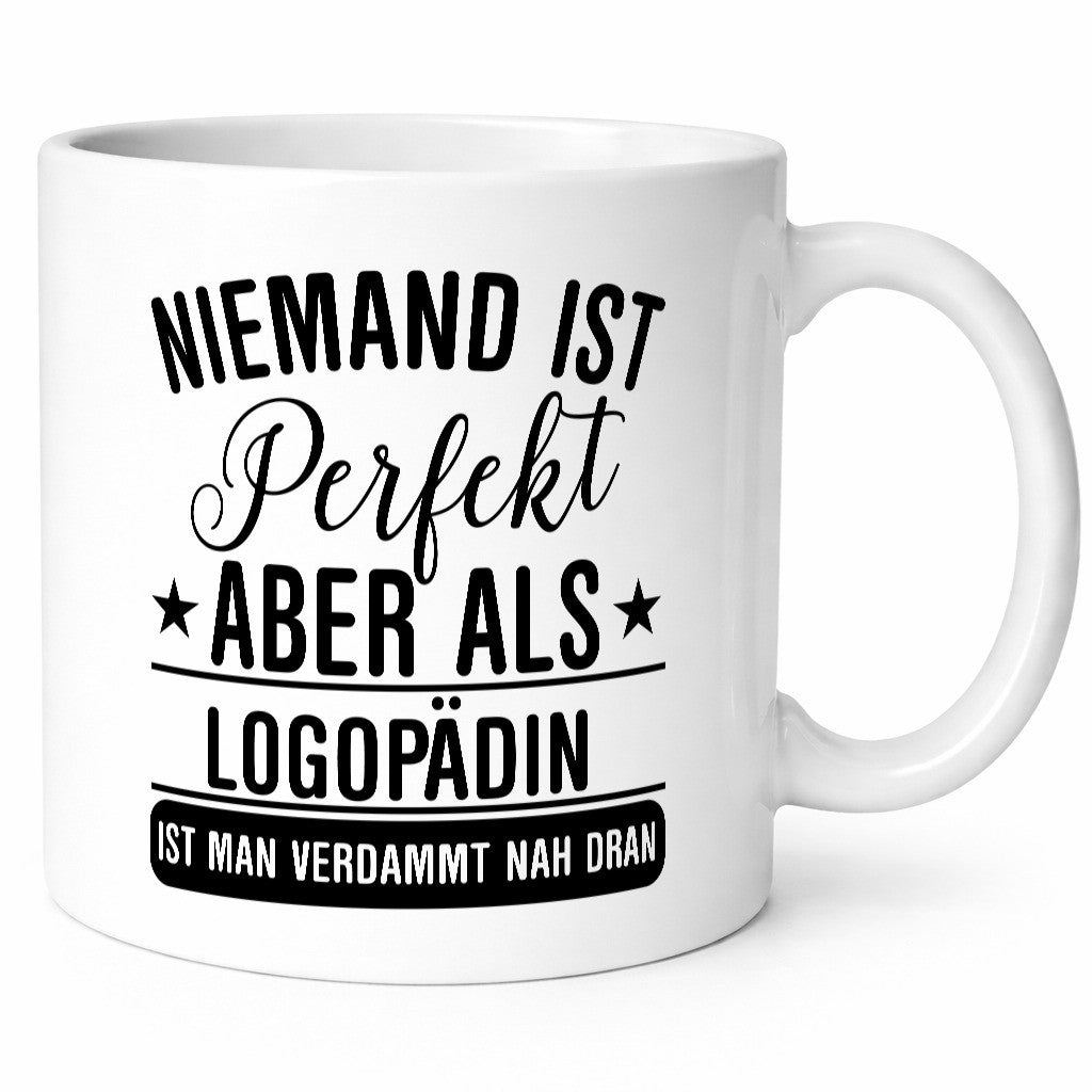 Verdammt nah dran: Logopädin | Sprachtherapie Humor Geschenkidee Tasse