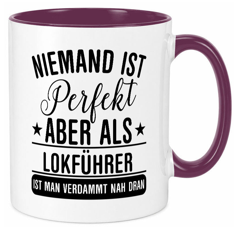 Verdammt nah dran: Lokführer | Zug Beruf Geschenkidee Arbeit Kollegen Büro Tasse