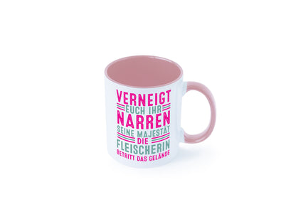 Verneigt euch: Fleischerin | Schlachterei v2 Geschenkidee Humor Tasse