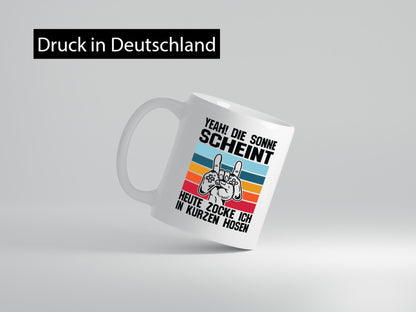 Die Sonne scheint | In Kurze Hosen Zocken Gamer Geschenkidee Humor Tasse