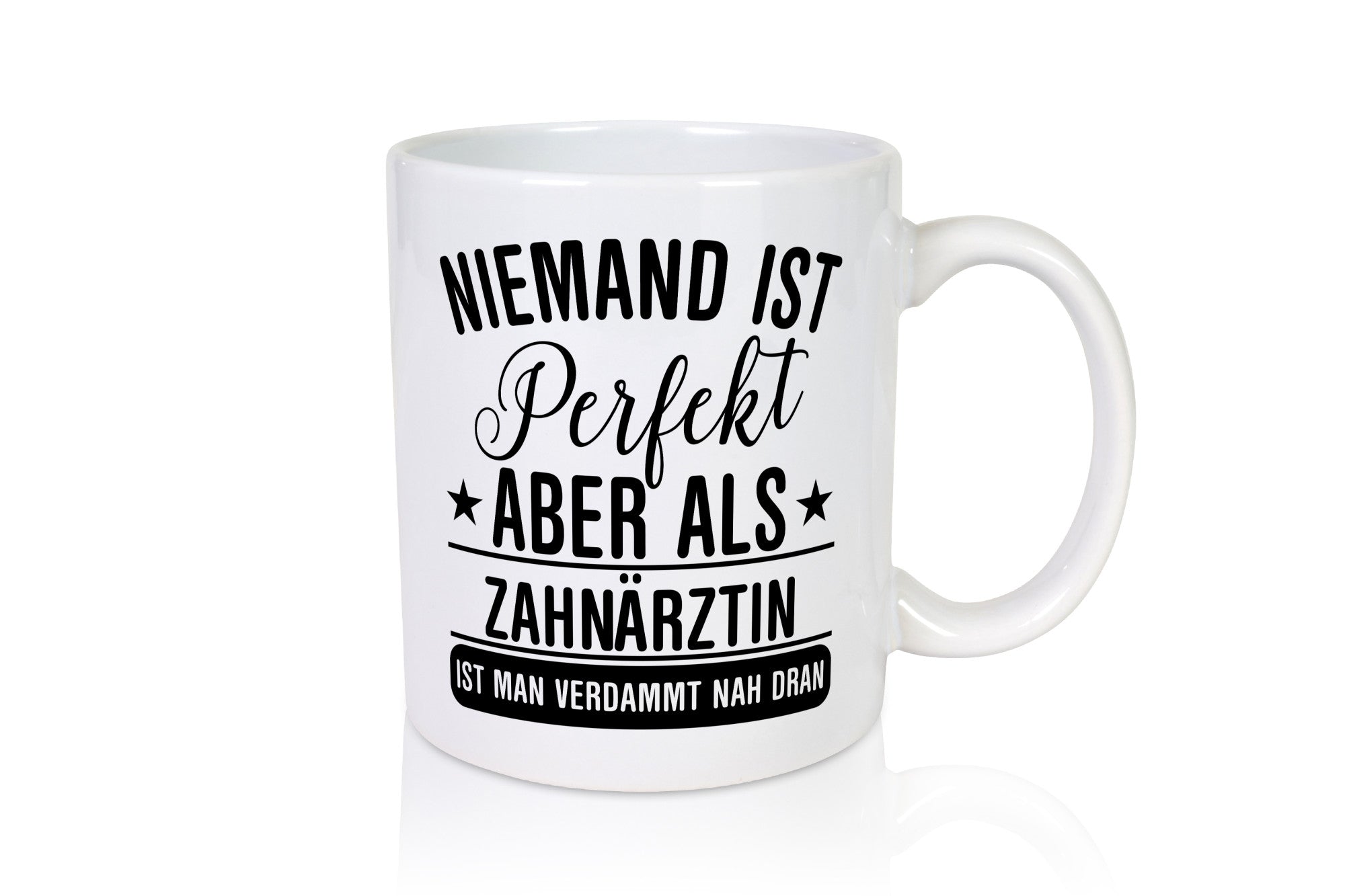 Verdammt nah dran: Zahnärztin | Zahnmedizin Beruf lustig Arbeit Kollegen Büro