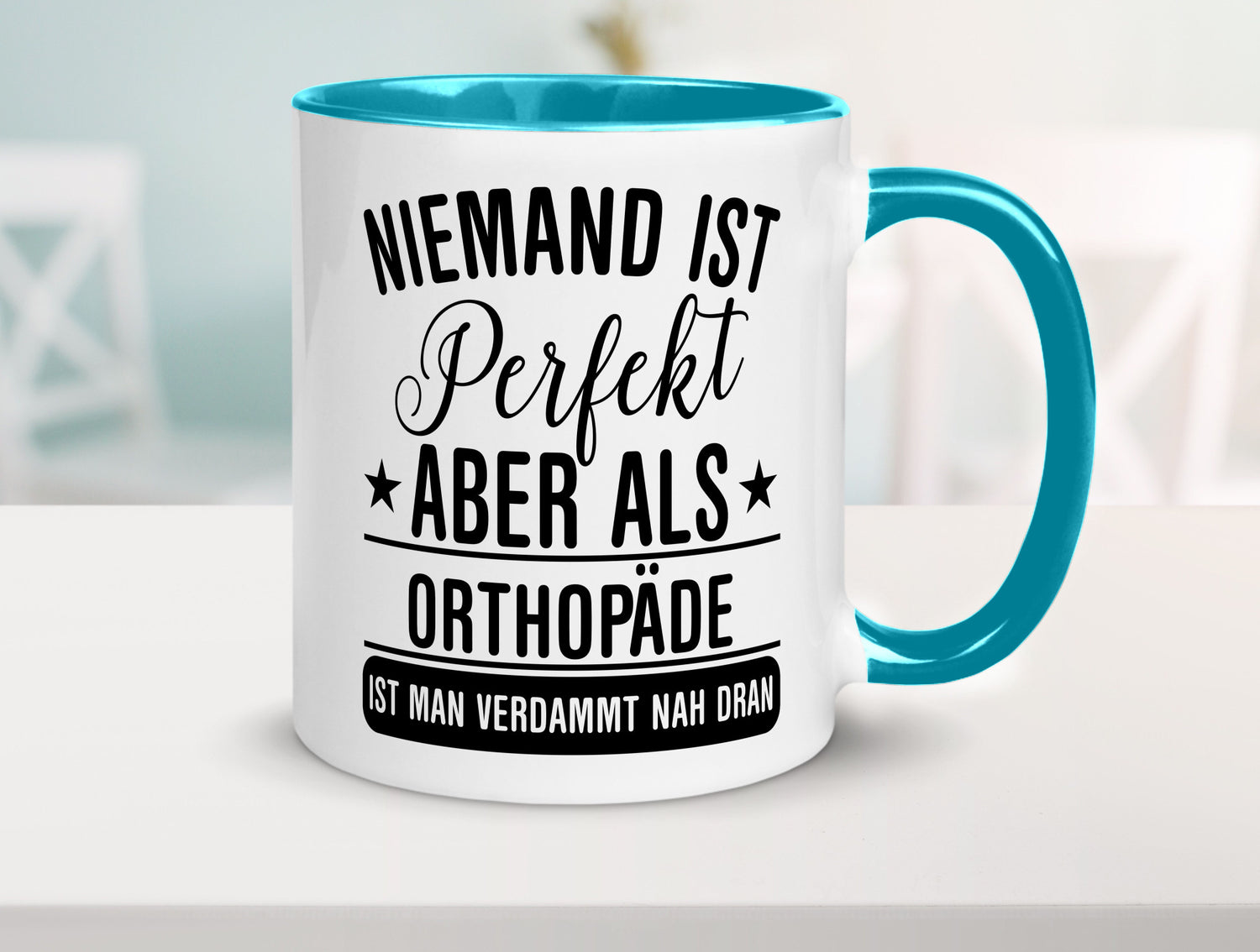 Verdammt nah dran: Orthopäde | Orthopädie Geschenkidee Humor Tasse