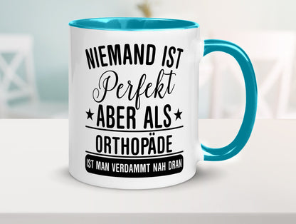 Verdammt nah dran: Orthopäde | Orthopädie Geschenkidee Humor Tasse