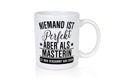 Verdammt nah dran: Masterin | Student Uni Studium Geschenkidee Humor Tasse
