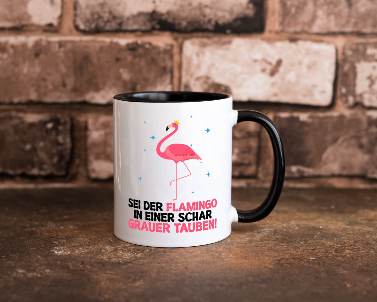 Flamingo in einer Schar Grauer Tauben | lustig Humor Geschenkidee Geschenk Tasse