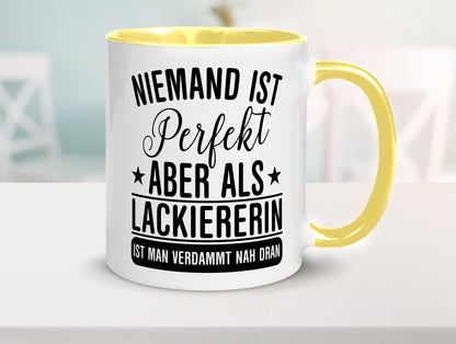 Verdammt nah dran: Lackiererin | lackieren lustiger Spruch Geschenk Humor
