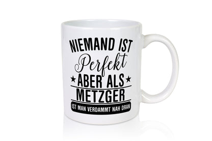 Verdammt nah dran: Metzger | Fleischer Metzgerei lustig Humor Geschenkidee