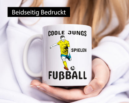 Coole Jungs spielen Fußball | Fußballer Tasse Junge lustiger Spruch Geschenk