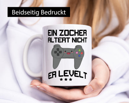 Ein Zocker altert nicht, er levelt Humor Geschenkidee Tasse