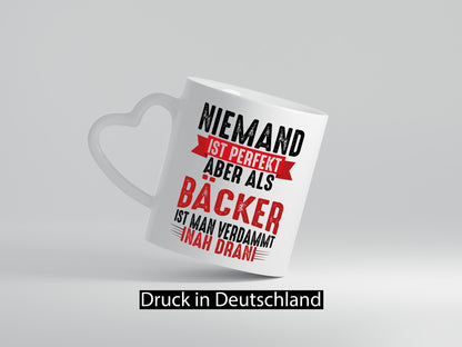 Als Bäcker ist man verdammt nah dran um Perfekt zu sein Geschenkidee Humor Tasse