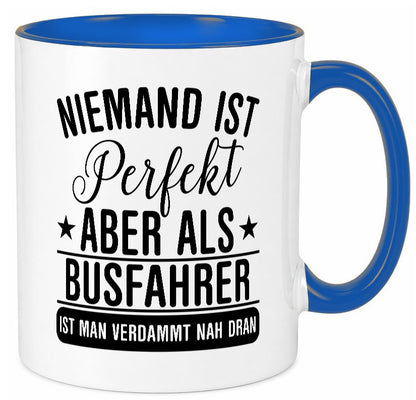 Verdammt nah dran: Busfahrer | Berufsfahrer Fahrer Geschenk Arbeit Kollegen Tasse