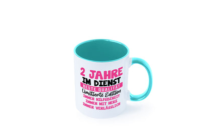 2 Jahre im Dienst | Jubiläum Arbeit v10 lustig Kollegen Büro Geschenk Tasse