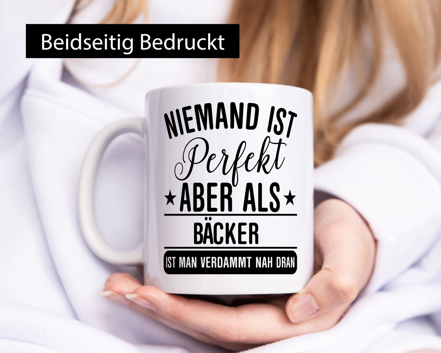 Verdammt nah dran: Bäcker | Bäckerei Backen Konditor Humor Geschenkidee Tasse