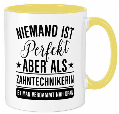 Verdammt nah dran: Zahntechnikerin | Zahnmedizin Humor Geschenkidee Tasse
