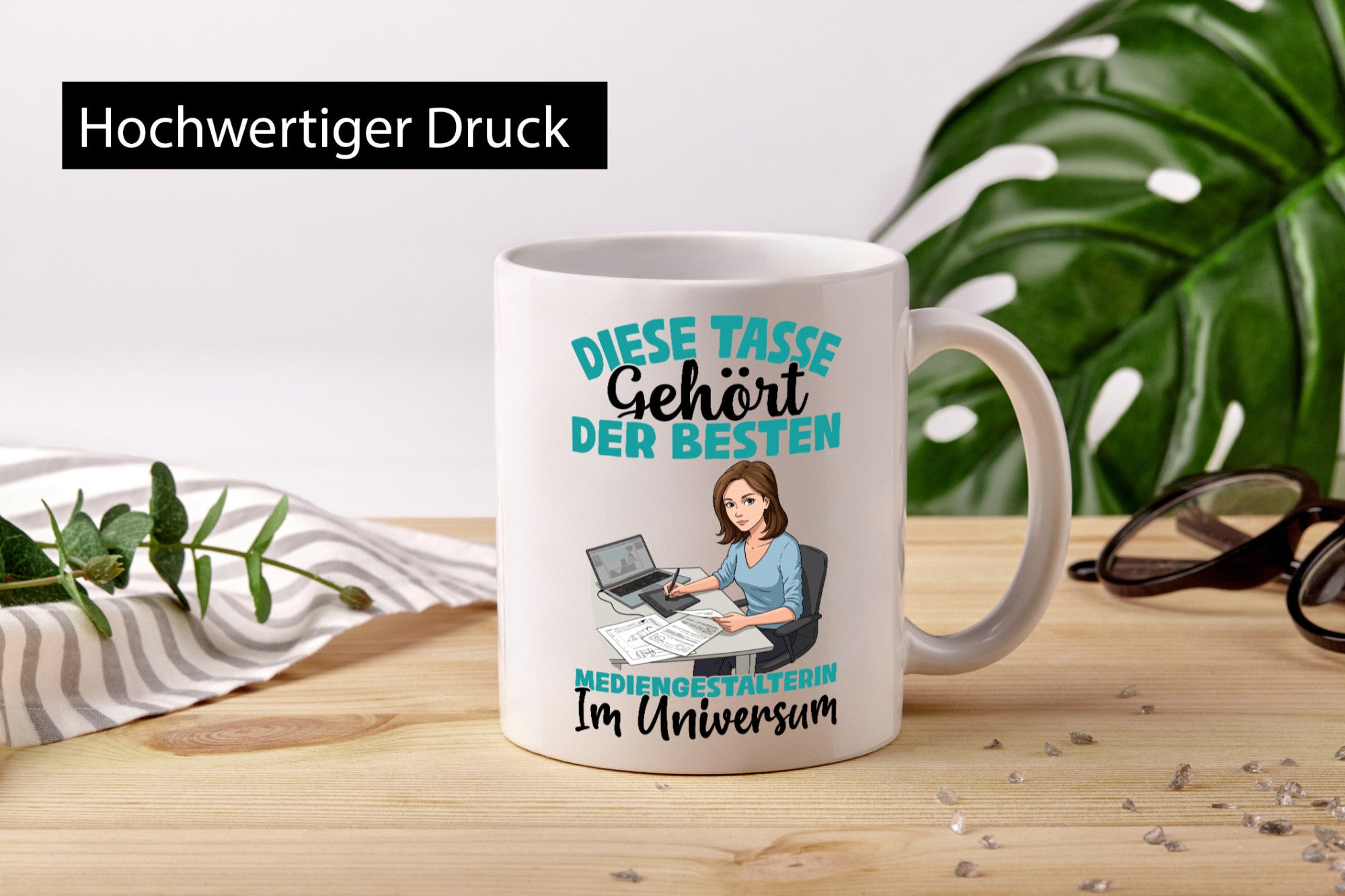 Im Universum: Mediengestalterin | Medien Geschenkidee Humor Tasse