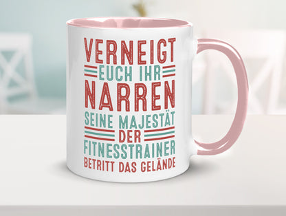 Verneigt euch: Fitnesstrainer | Personal Trainer v2 lustig Humor Geschenkidee Tasse