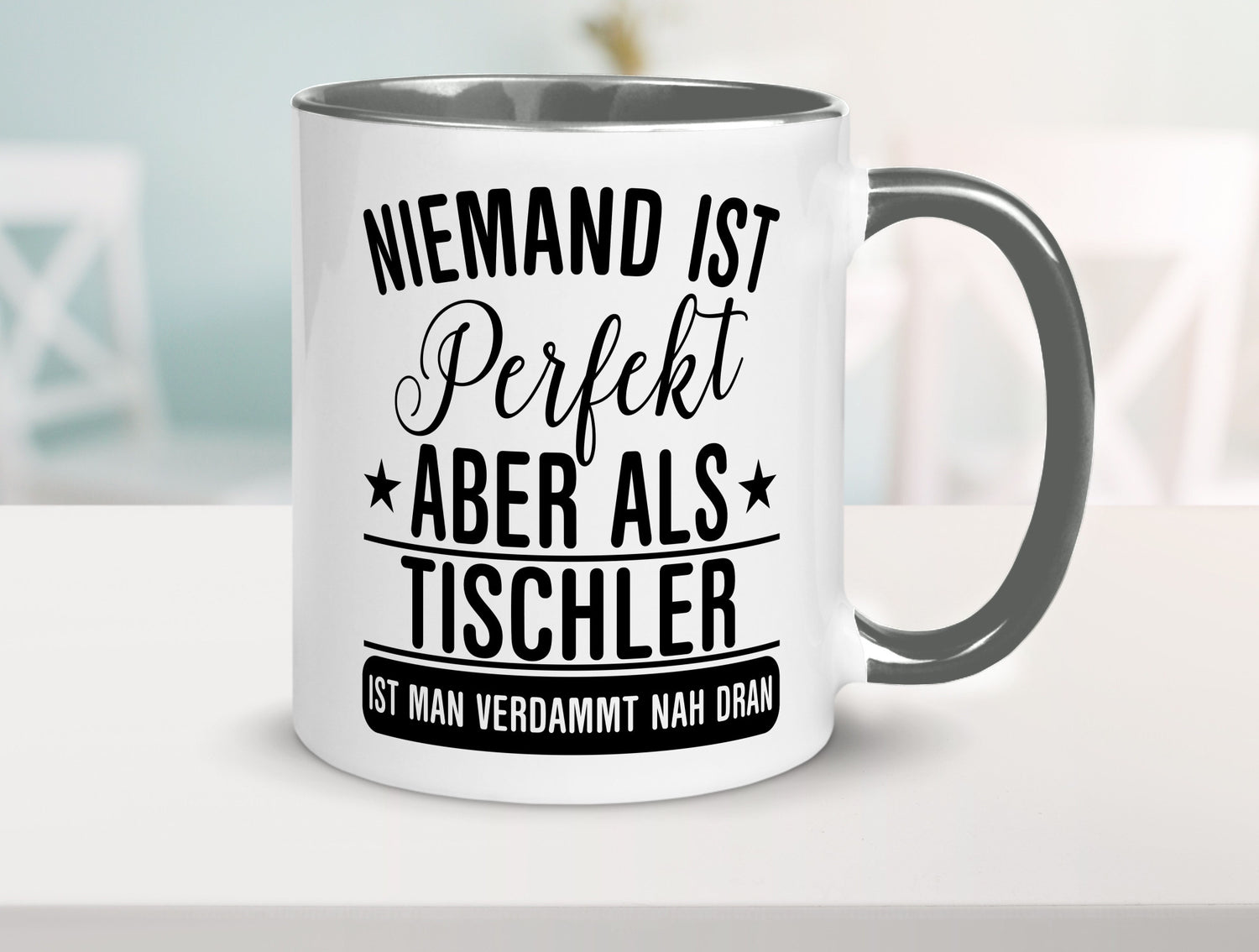 Verdammt nah dran: Tischler | Handwerk Beruf Tischlerei lustig Arbeit Kollegen