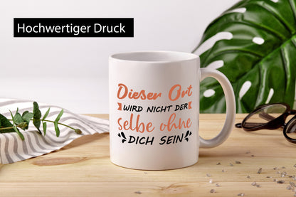 Der Ort wird nicht selbe ohne dich sein | Vermisse Humor Geschenkidee Tasse