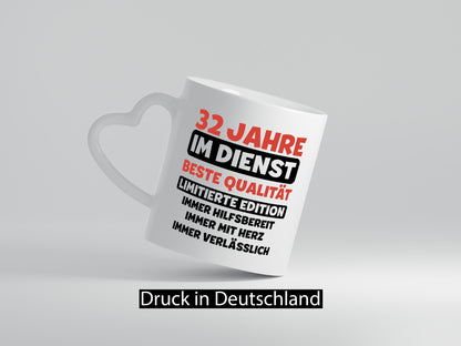 32 Jahre im Dienst | Jubiläum Arbeit v3 Geschenkidee Kollegen Büro Humor Tasse